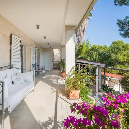 Oceanus ヴィラ フヴァル