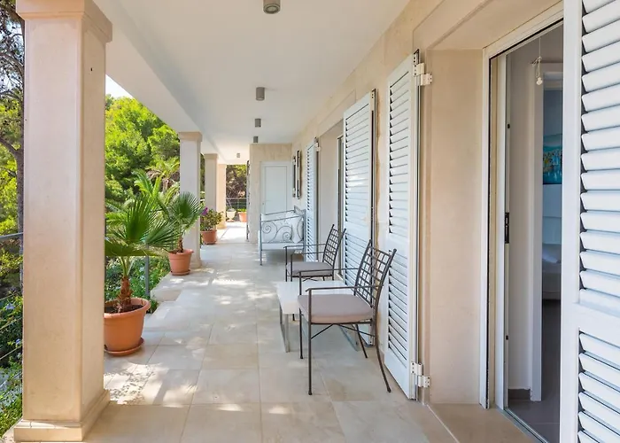 Oceanus Vila Hvar Town